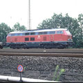 215 020-9 bei der Ausfahrt aus dem Bahnhof Osterfeld.