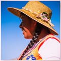 Rieten eilandbewoonster op het Titicacameer