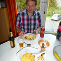 Marcel klaar voor het eten