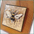 Punziertes Lederbild helle Erdhummel 6 cm x 6 cm, seitliche Ansicht