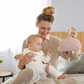 Mama mit Baby und Spieluhr