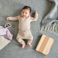 Baby auf Decke mit Windeletui