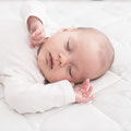 Schlafendes Baby im Beistellbett