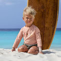 Baby am Surfboard im Strand mit Schwimmwindel von LÄSSIG Splash & Fun