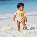 Kind im UV-Shirt von LÄSSIG am Strand