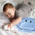 Baby spielend auf Krabbeldecke von LÄSSIG