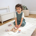 Junge auf Teppich im Kinderzimmer mit Würfelpuzzle Holz Little Mateys LÄSSIG