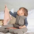 Baby im Schlafsack und mit Schmusetuch