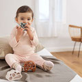 Baby mit Greifring-Spielzeug