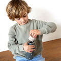 Kind öffnet Trinkflasche von LÄSSIG