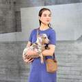 Frau mit Hund auf dem Arm und Leckerlitasche von Palopa