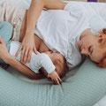 Schlafendes Baby mit Mama
