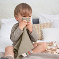 Baby mit seinem Schmusetuch