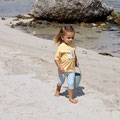 Kind im UV-Shirt von LÄSSIG am Strand