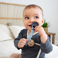 Baby mit Holz-Schnullerkette