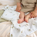 Baby sitzend auf Decke von LÄSSIG