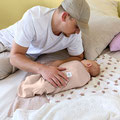 Papa mit Baby im Pucksack von LÄSSIG