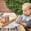 Junge beim Picknick mit Edelstahldose von LÄSSIG