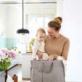 Mama mit Baby auf dem Arm und Wickeltasche Tote Up Bag von LÄSSIG