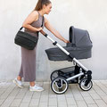 Mutter mit Kinderwagen und Ümhänge- Kinderwagentassche von LÄSSIG