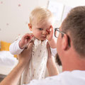 Opa mit Baby im Träumeland Schlafsack