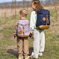 Mädchen & Junge mit Wanderrucksäcken von LÄSSIG