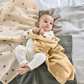 Baby eingehüllt in Decke