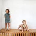 Zwei Kinder spielend im Kindergarten