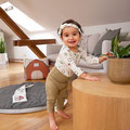 Mädchen am Tich im Kinderzimmer