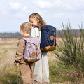 Mädchen & Junge mit Wanderrucksäcken von LÄSSIG