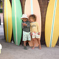 Kinder in Badehose mit Schwimmwindel von LÄSSIG vor Surfboards