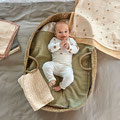 Baby strampelnd im Nestchen