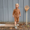 Junge mit Casher an Garagenwand