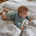 Baby auf Krabbeldecke