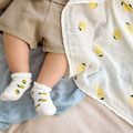 Baby mit Erstlingssöckchen von LÄSSIG
