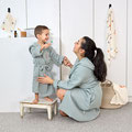 Mutter mit Kleinkind im Bademantel