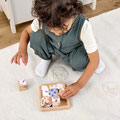 Junge spielt auf Teppich im Kinderzimmer mit Würfelpuzzle Holz Little Mateys LÄSSIG