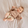 Strampelndes Baby im Elternbett