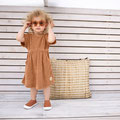 Mädchen mit Sonnenbrille und Terry Kleid von LÄSSIG