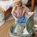 Mädchen öffnet Kinderkoffer Happy Prints von LÄSSIG