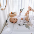 Mami beim Windelwechseln mit Baby