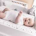 Baby auf Wickelmulde