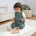 Junge spielt auf Teppich im Kinderzimmer mit Würfelpuzzle Holz Little Mateys LÄSSIG