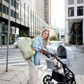 Mutter mit Wickeltasche und Kinderwagen