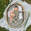 Baby mit Decke im Babynest