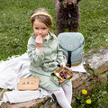 Mädchen bei der Brotzeit mit Wanderrucksack von LÄSSIG