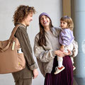 Eltern mit Baby und Wickelrucksack