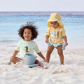 Kinder im UV-Shirts von LÄSSIG am Strand