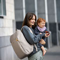 Mama mit Baby auf dem Arm und Slender Up Rucksack von LÄSSIG