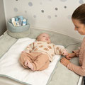 Mama mit Baby aud Wickelunterlage